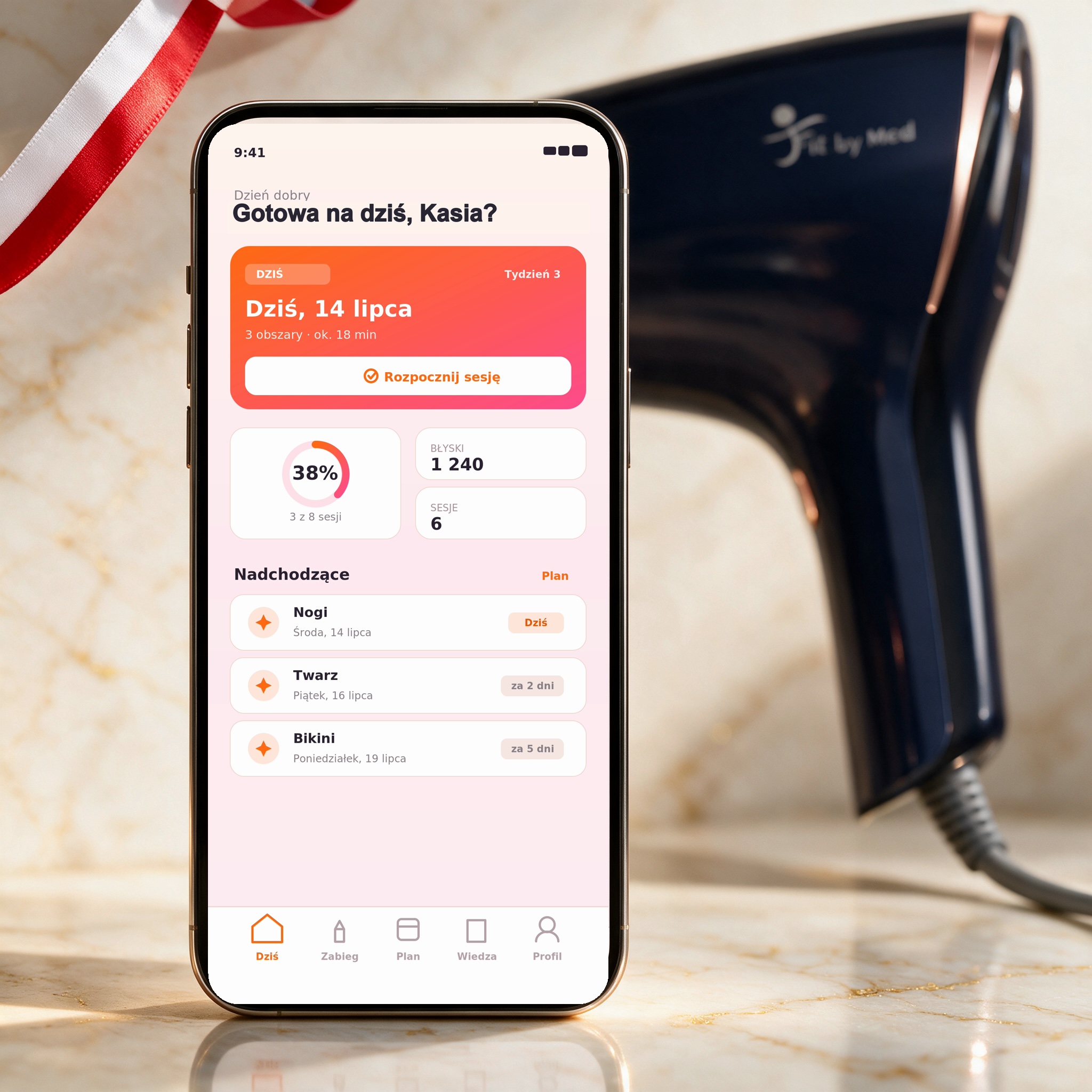 Polska aplikacja FitbyMed na telefonie — plan zabiegów po polsku, obok depilator JustSmooth IPL i flaga Polski