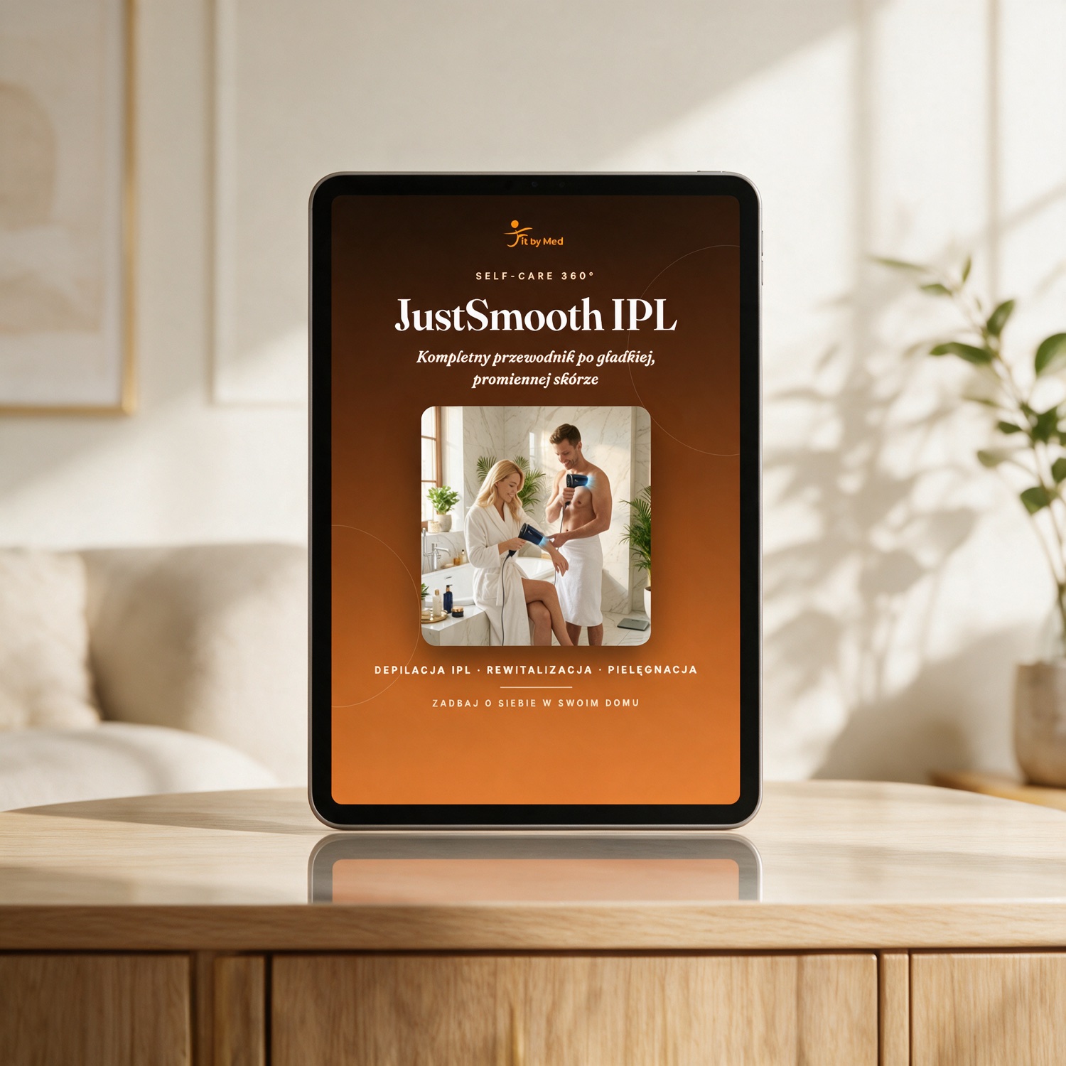 E-book FitbyMed „Kompletny przewodnik po gładkiej, promiennej skórze” na tablecie — 28 stron po polsku